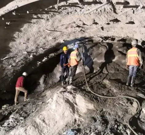 永靖拱顶带模注浆料的施工流程及注意事项